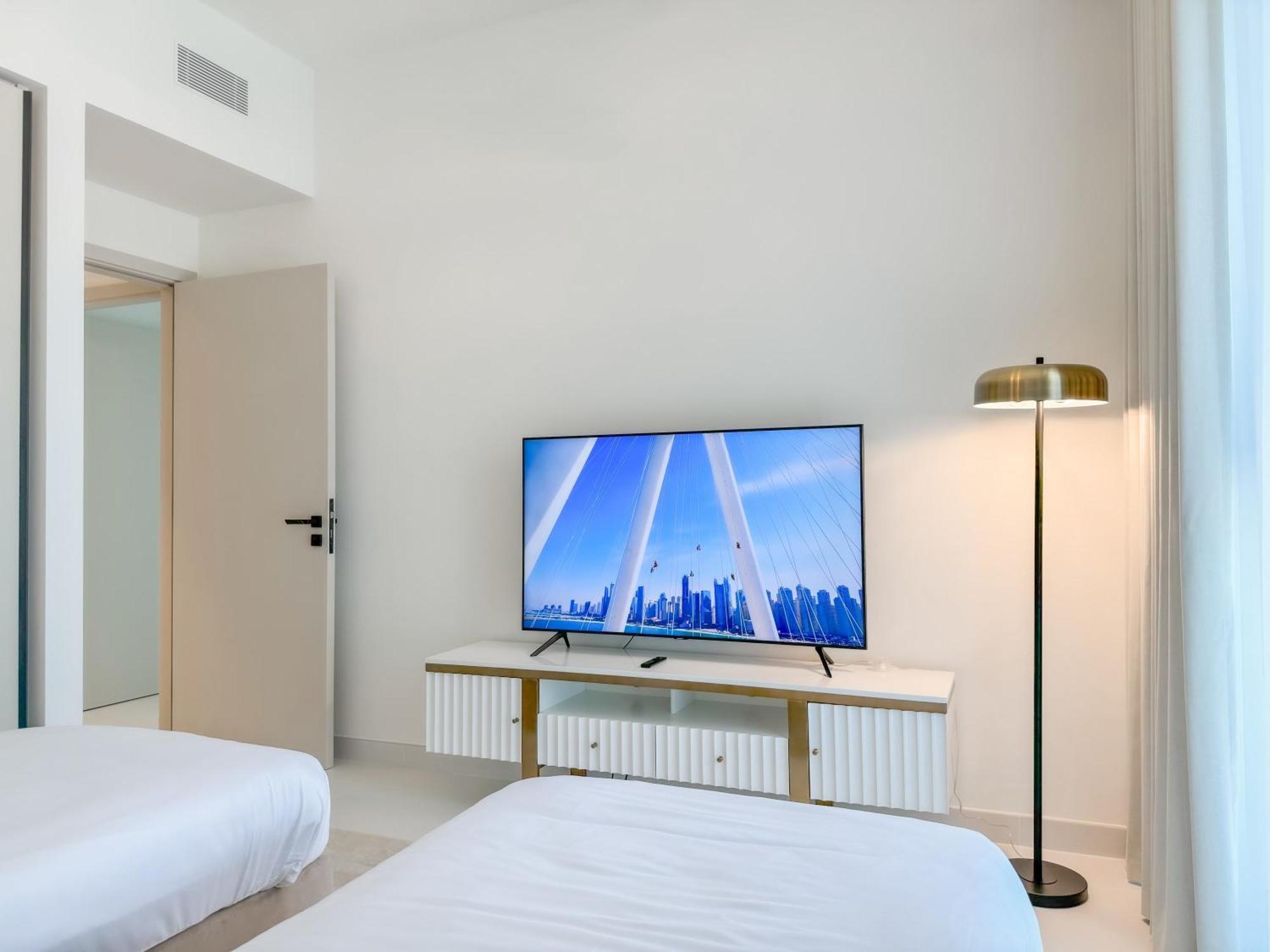 Panoramic Escape With Private Beach, 2br On High Floor Apartment
