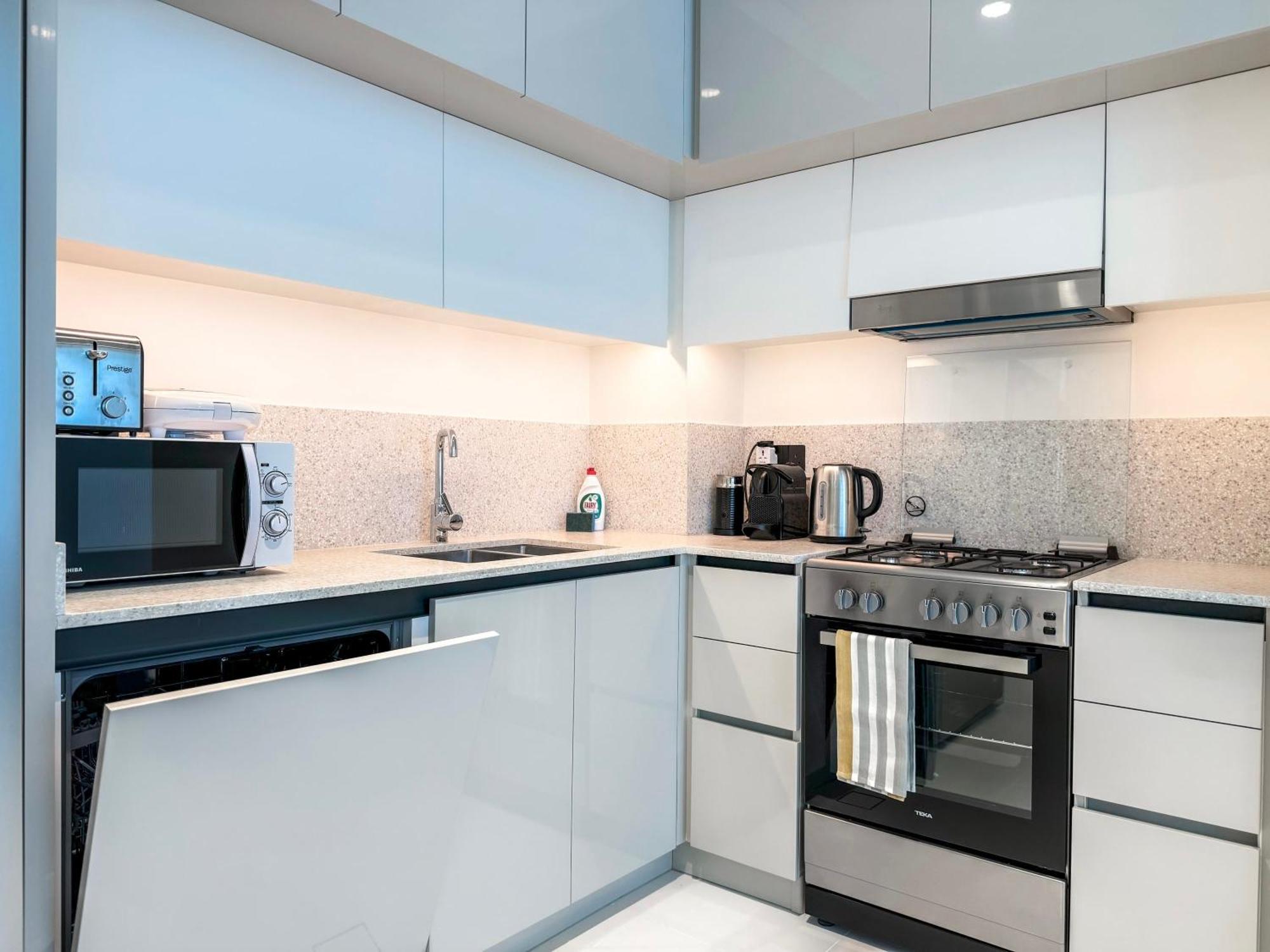 Panoramic Escape With Private Beach, 2br On High Floor Apartment *