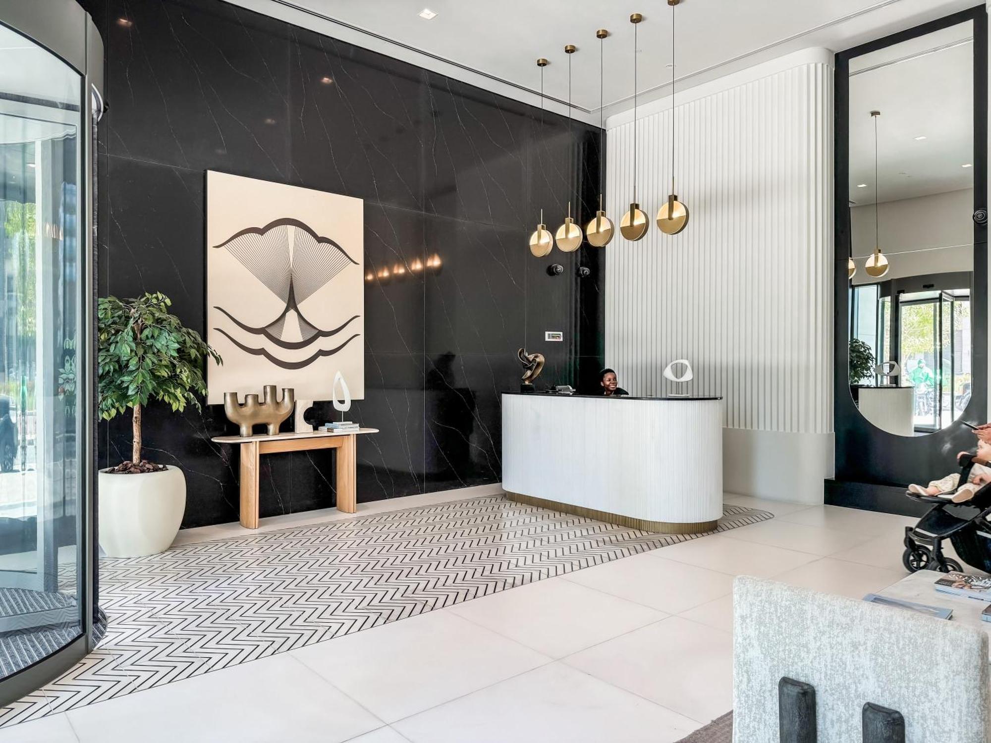 Apartment Panoramic Escape With Private Beach, 2br On High Floor *
