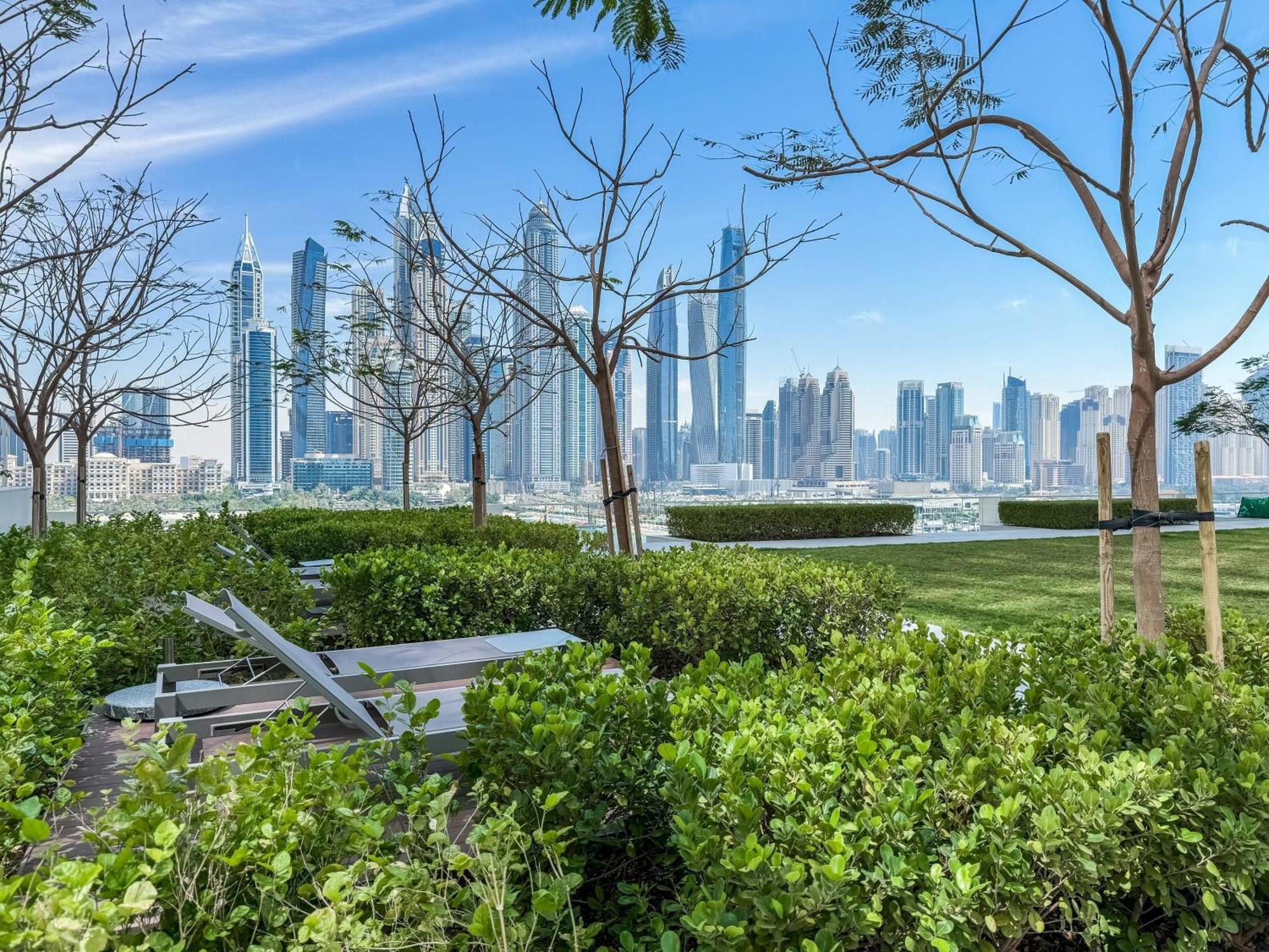 Panoramic Escape With Private Beach, 2br On High Floor Apartment
