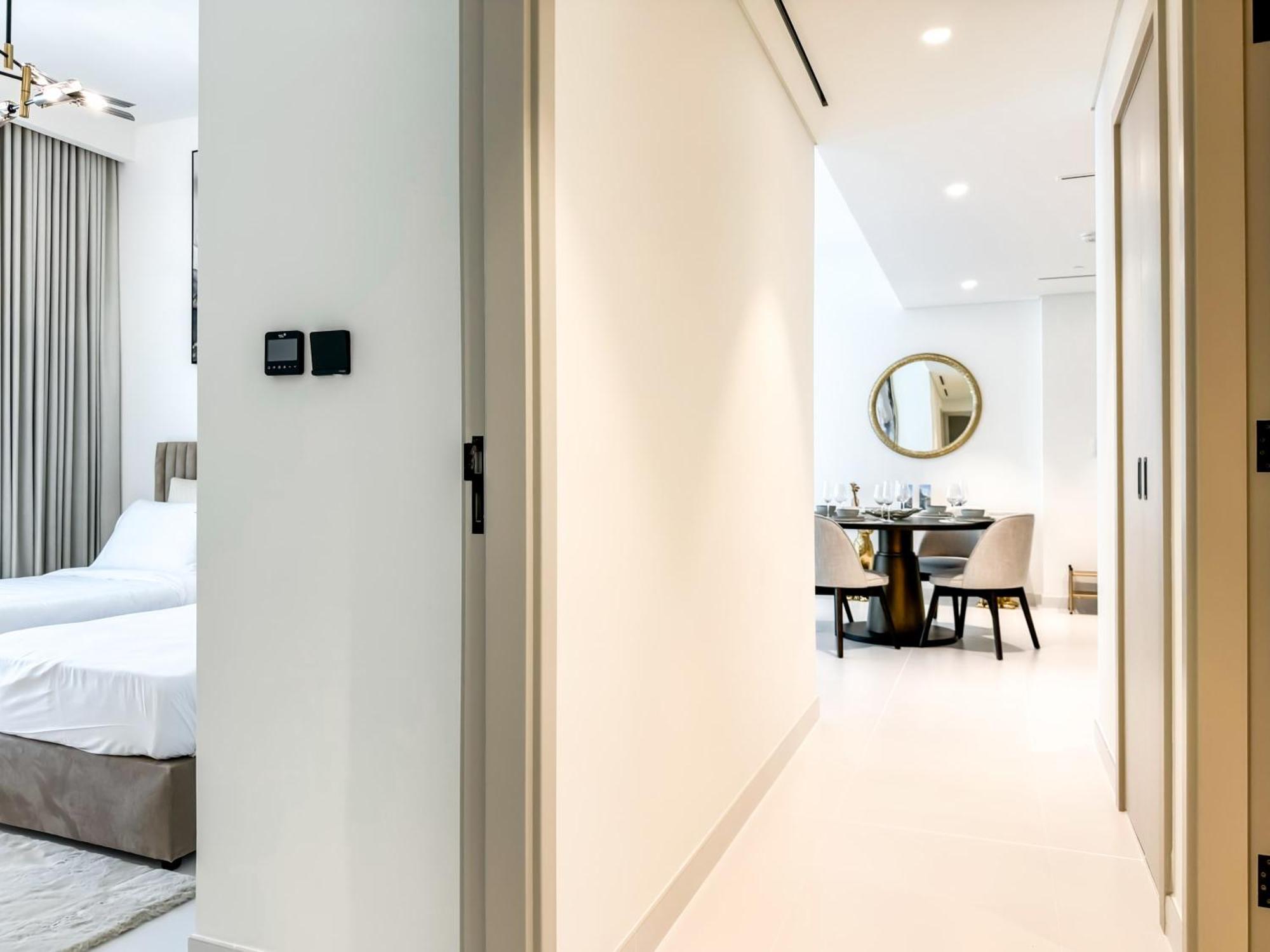 Panoramic Escape With Private Beach, 2br On High Floor Dubaï